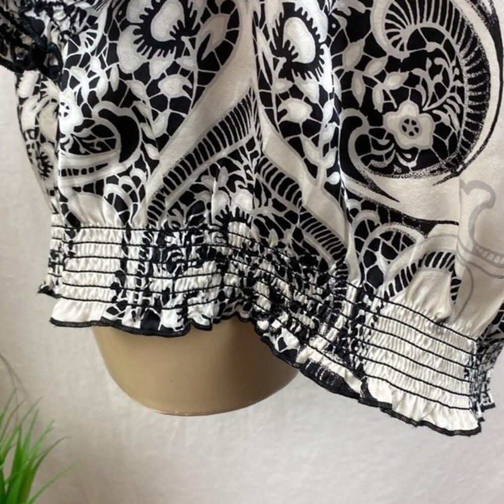 100% Silk Black & White Print Floral Blouse From White House Black Market M - Picture 5 of 7